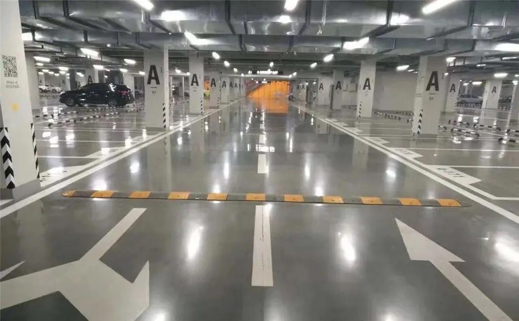 金剛砂耐磨地坪粉化的原因？