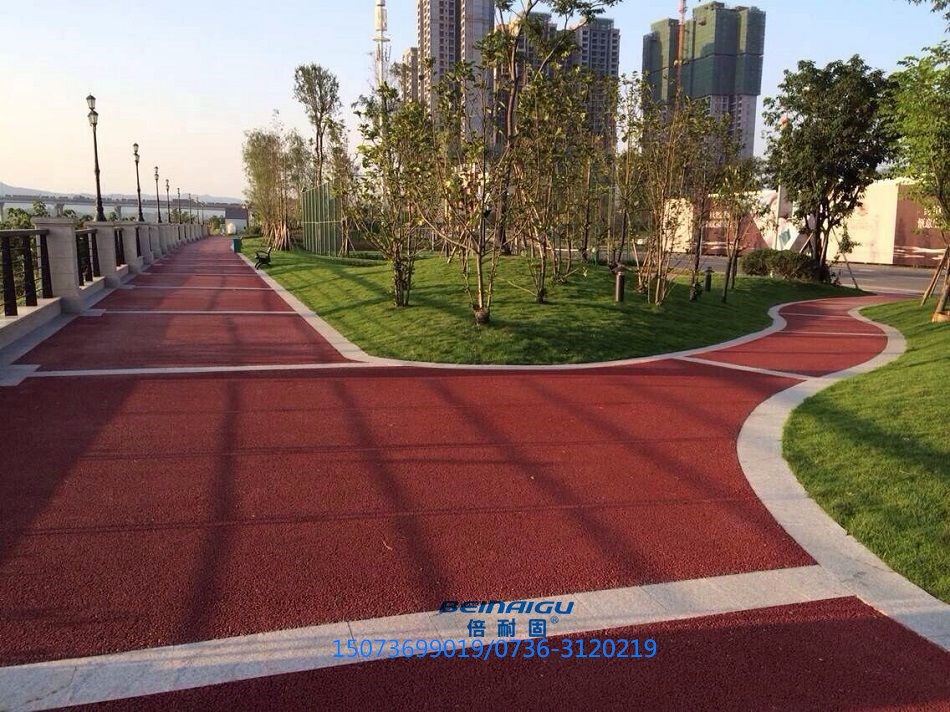 透水地坪掉石子的原因是什么？